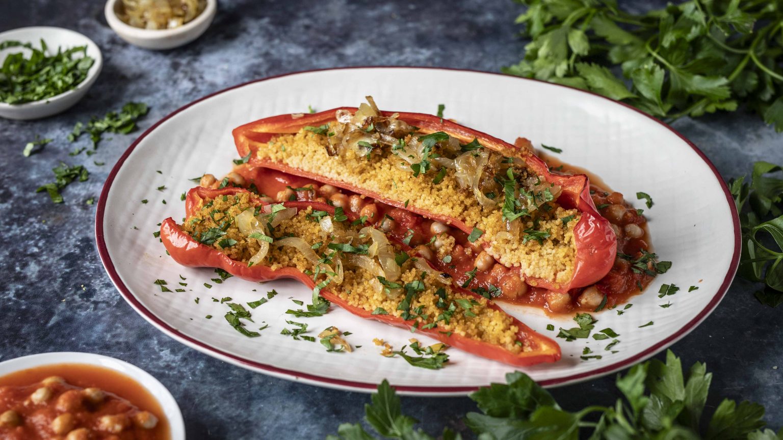 Gefüllte Paprika mit Couscous und Tomaten-Kichererbsen – Sterneküche ...